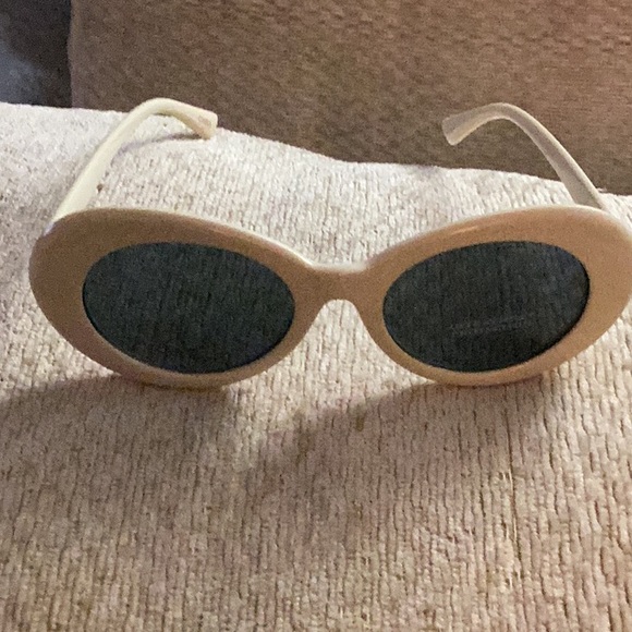😎NWOT Sexy White 90’s Style So Much Fun To Wear Retro Sun Glasses 😎 - Picture 4 of 8